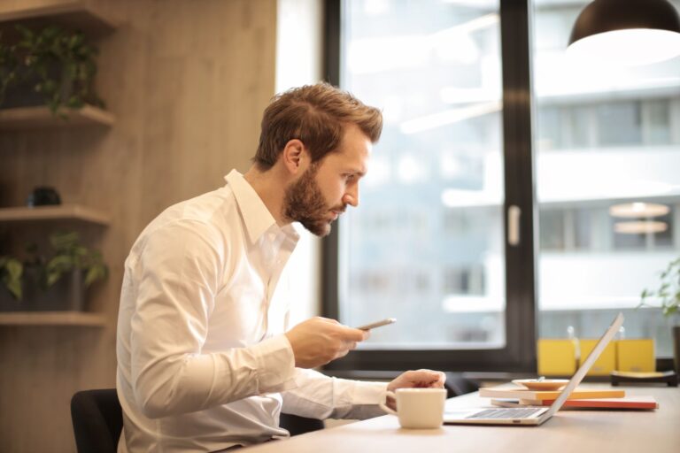 Persona investigando en portátil y móvil, representando el dark funnel de la decisión de compra B2B
