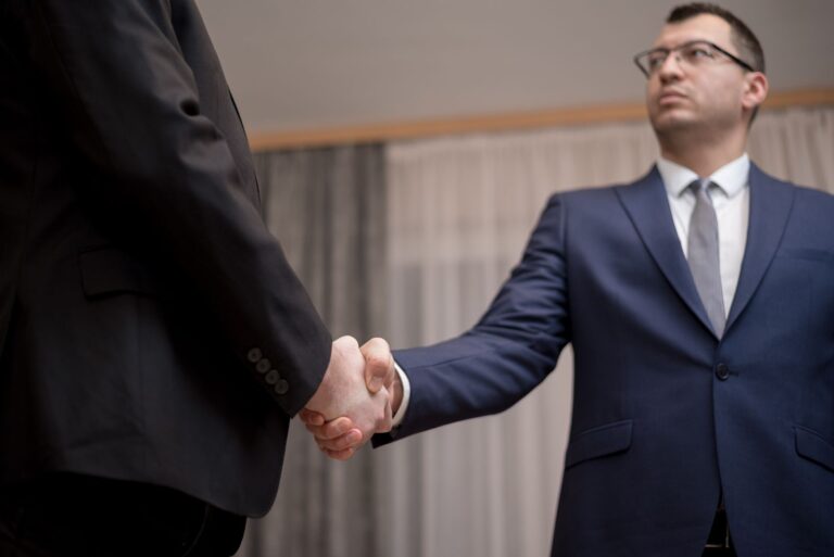Dos profesionales cerrando un acuerdo, reflejo de cómo trabaja un partner estratégico de marketing con una empresa